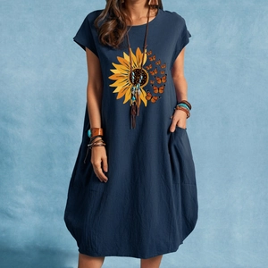Détail de la robe bleu marine en coton et lin avec motif tournesol et papillons