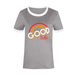 Détail du t-shirt gris GOOD VIBES avec motif arc-en-ciel et col rond blanc contrasté