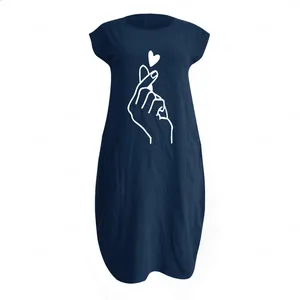Détail de l'imprimé cœur sur robe bleu marine en coton et lin avec poches