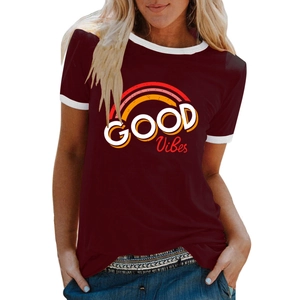 T-shirt femme bordeaux à imprimé arc-en-ciel et lettrage graphique Good Vibes