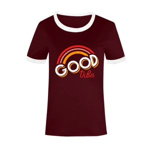 Détail de l'imprimé arc-en-ciel Good Vibes et col contrasté blanc sur t-shirt rouge vin