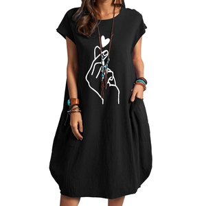 Robe trapèze noire en coton et lin avec imprimé cœur et poches latérales