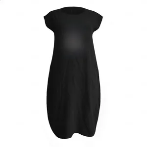 Détail de l'imprimé tournesol et papillon sur la robe noire en coton et lin
