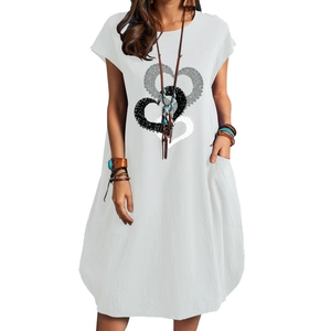 Détail de robe blanche en coton et lin avec imprimé triple cœur et poches latérales