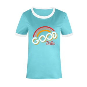 Détail de l'imprimé arc-en-ciel Good Vibes sur le t-shirt ringer bleu clair