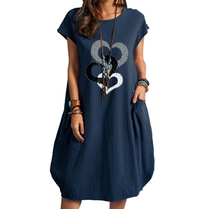 Détail de robe en coton et lin bleu marine avec imprimés cœurs et poches latérales