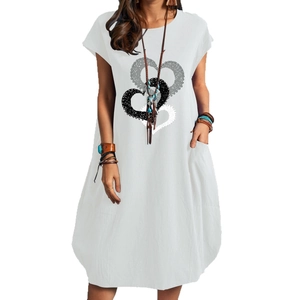 Robe d'été élégante en coton et lin blanc avec imprimés cœurs et poches latérales