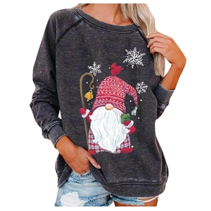 Détail de l'imprimé gnome de Noël et flocons sur sweatshirt gris délavé vintage