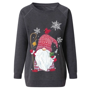 Gros plan du lutin de Noël et flocons sur un sweat-shirt gris à manches longues