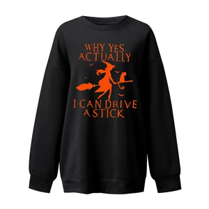 Détail de l'imprimé sorcière d'Halloween sur un sweat-shirt noir ample à col rond et texte