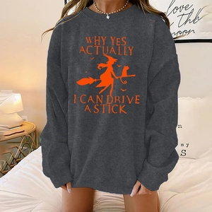 Détail du sweat Halloween anthracite oversize avec imprimé sorcière orange