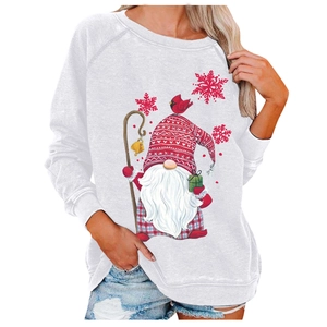 Détails de l'imprimé gnome de Noël et des flocons de neige rouges sur le sweat-shirt blanc