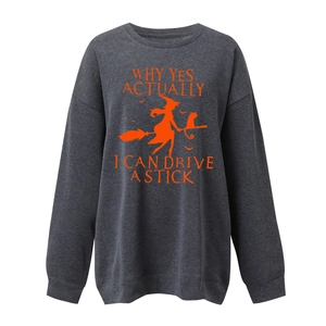 Gros plan sur l'imprimé sorcière et balai d'un sweat d'Halloween gris anthracite uni