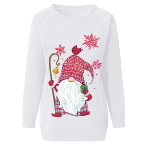 Détail d'un sweat-shirt de Noël blanc avec un imprimé festif de gnome et de flocons de neige