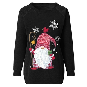 Détail de l'imprimé gnome de Noël avec bonnet rouge et cadeau sur sweat-shirt noir