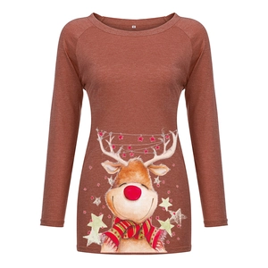 Détail de l'imprimé renne sur un t-shirt de Noël à manches longues couleur brique