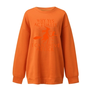Détail du sweat-shirt d'Halloween orange avec motif sérigraphié de sorcière et de chat