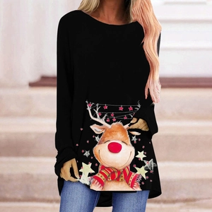 Détail d'un t-shirt de Noël noir avec imprimé renne et col rond classique pour femmes