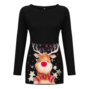 Détail de l'imprimé renne au nez rouge et guirlandes sur un T-shirt de Noël noir