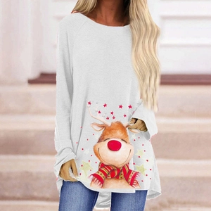 Gros plan d'un sweat de Noël blanc avec illustration de renne et petites étoiles rouges