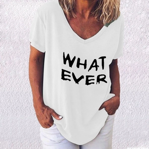 Détail de l'imprimé WHAT EVER sur un t-shirt blanc à col en V et manches courtes