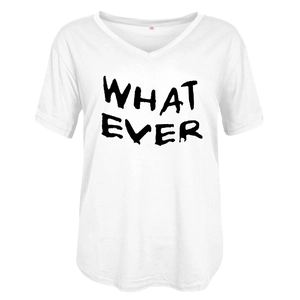 Détail du col en V et de l'imprimé WHATEVER sur le t-shirt blanc à manches courtes