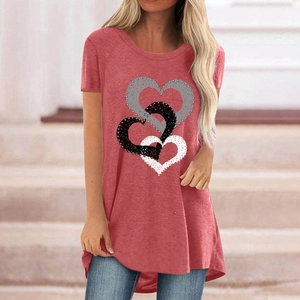 T-shirt femme terracotta avec imprimé cœur, col rond et ourlet incurvé asymétrique