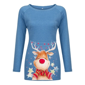 Gros plan sur l'imprimé élan de Noël bleu et la texture douce du t-shirt à manches longues