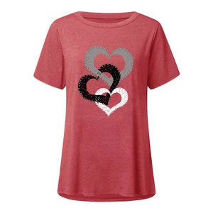 Détail de l'imprimé cœur entrelacé et de la texture du tissu sur un T-shirt rouge