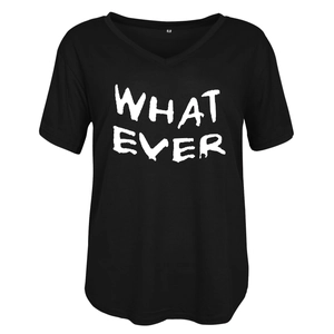 Détail du col en V sur un T-shirt noir avec imprimé vintage de lettres 'WHAT EVER'