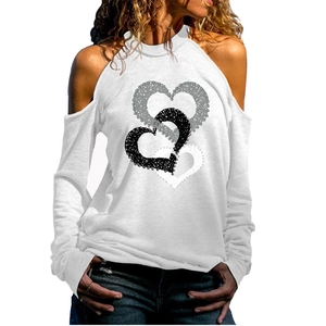 T-shirt femme à épaules dénudées et manches longues avec trois motifs de cœur en blanc