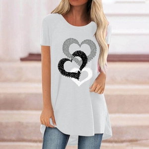 T-shirt blanc pour femme avec cœurs entrelacés et ourlet arrondi plus long à l'arrière