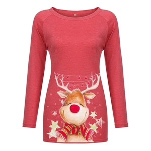 Gros plan d'un imprimé renne de Noël rouge sur un t-shirt ample à manches longues
