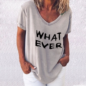 Détail d'un t-shirt gris à col en V avec impression graphique noire WHAT EVER décontracté