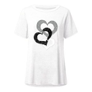Gros plan d'imprimés de cœurs superposés avec texture matricielle sur t-shirt blanc