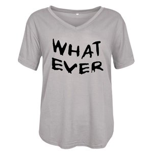 Détail de texture du T-shirt gris col en V avec imprimé WHAT EVER et étiquette taille M