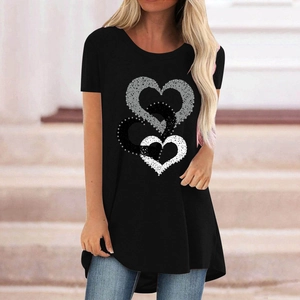 Détail de trois motifs de cœur entrelacés sur un t-shirt noir décontracté pour femme