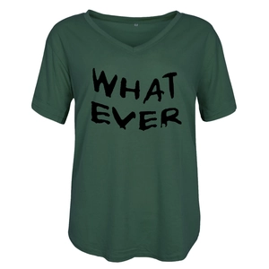 Détail du t-shirt vert foncé à col en V avec imprimé WHAT EVER et étiquette taille M