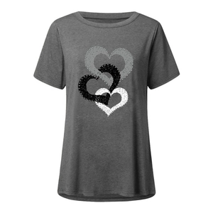 Détail des cœurs entrelacés imprimés sur un t-shirt gris foncé à col rond pour femme