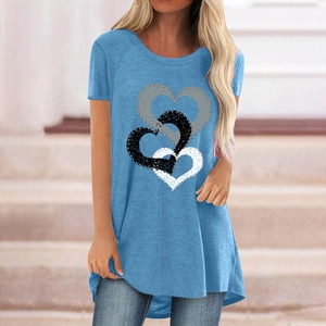 T-shirt bleu clair avec motifs de cœurs entrelacés et ourlet arrondi pour femme