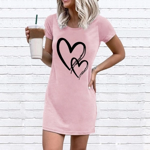 Vestido corto rosa de manga corta con cuello redondo y estampado de corazón minimalista
