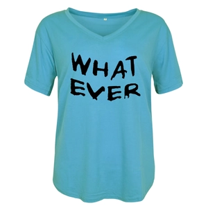 Détail du t-shirt bleu ciel à col en V avec imprimé WHAT EVER en coton pour femmes