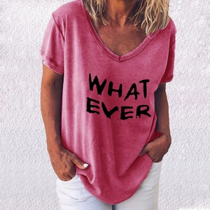 Détail d'un t-shirt à col en V avec impression WHAT EVER noire sur fond rose délavé