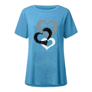 Détail du motif cœurs entrelacés avec texture tissée sur un t-shirt bleu lac à manches courtes