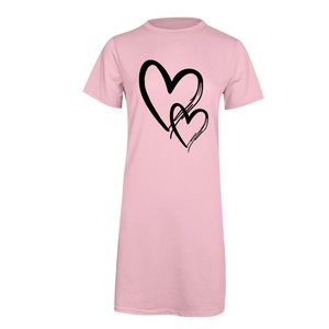 Detalle de vestido mini de algodón rosa con estampado de corazones y cuello redondo