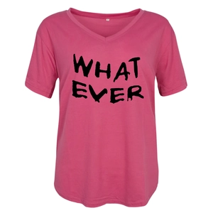 Détail de l'étiquette M et de l'imprimé noir WHAT EVER sur le T-shirt rose col en V