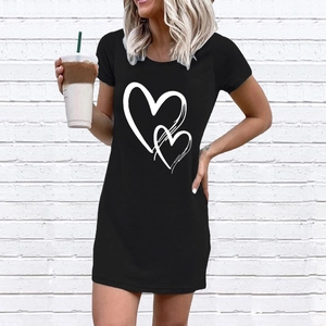 Vestido tipo camiseta negro para mujer con cuello redondo y estampado de doble corazón