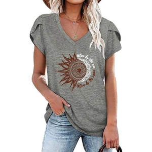 T-shirt col en V gris foncé pour femme avec motif mandala soleil lune et volants