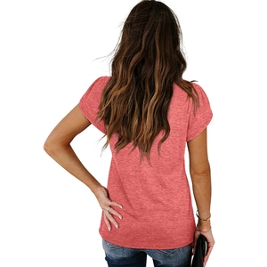 T-shirt da donna rosa corallo con scollo a V, vestibilità slim, vista posteriore su bianco