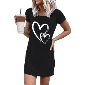 Vestido tipo camiseta negra para mujer de manga corta con estampado de corazones